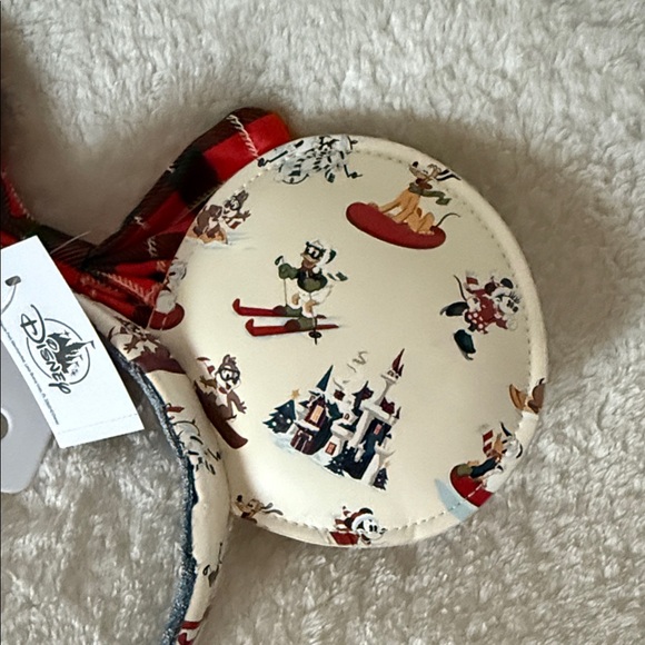 NWOT: Walt’s Holiday Lodge, Mickey & Friends - Picture 5 of 5